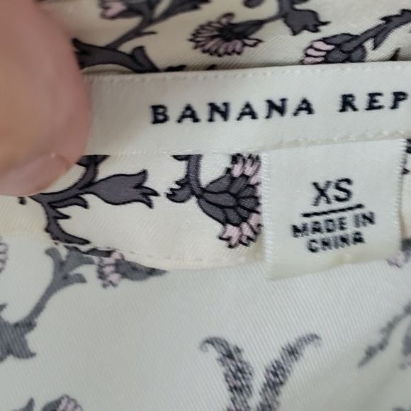 EUC Banana Republic gorgeous silk wrap/tie top - Picture 4 of 5